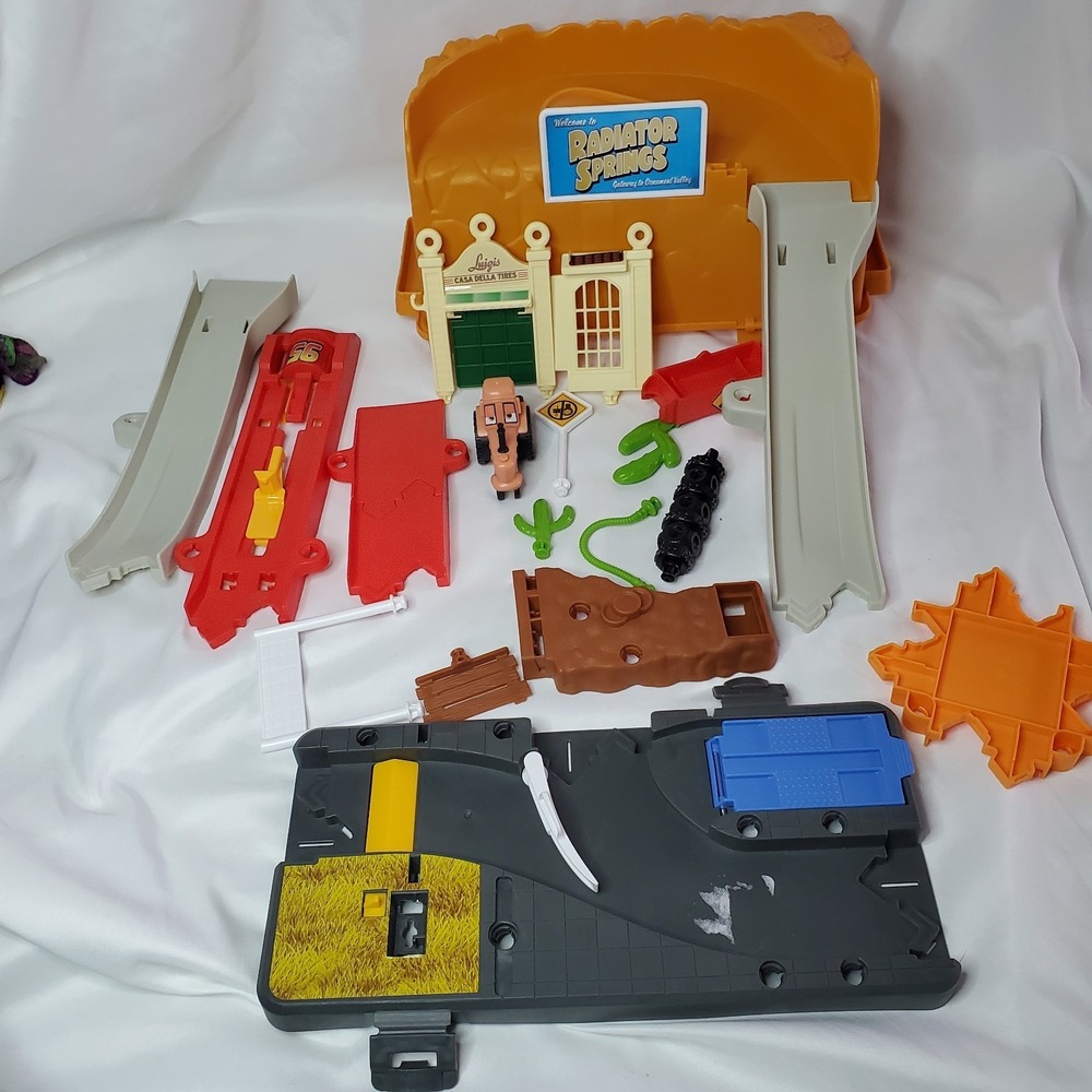 Disney Pixar Cars Race And Go Playset Lighting McQueen Radiator Springs